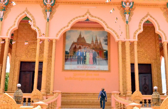 Hình ảnh gia đình ông Trầm Bê thượng ngay chánh điện chùa Phnô-đung - Ảnh: Sơn Lâm